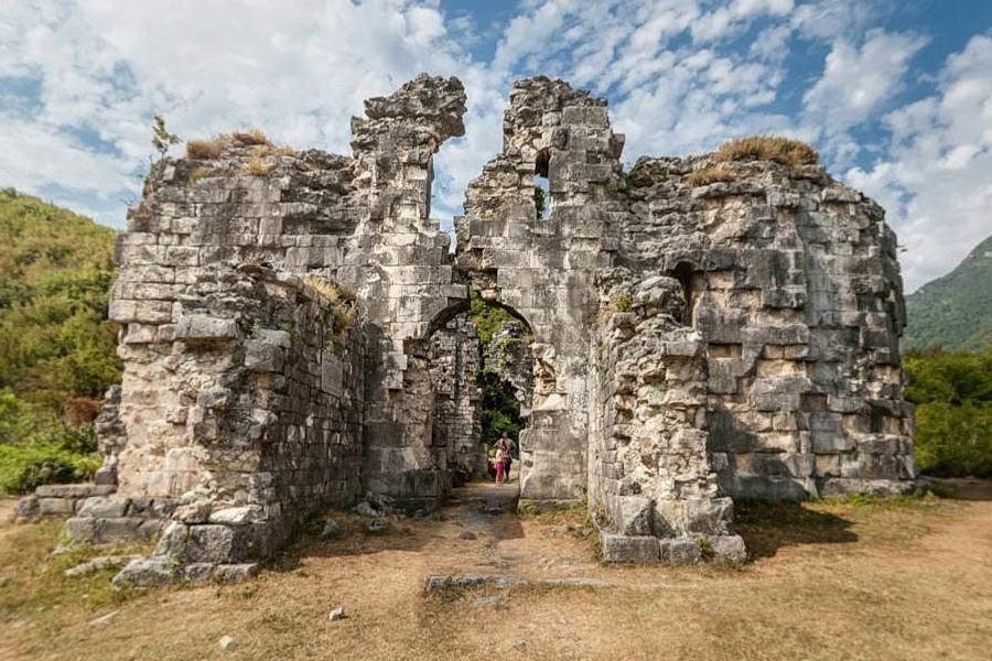 Фото: Бзыбский храм-крепость, Абхазия